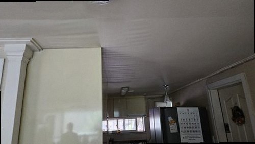 동탄구 누수탐지 거실 천장에 번진 누수 흔적과 벽면 얼룩