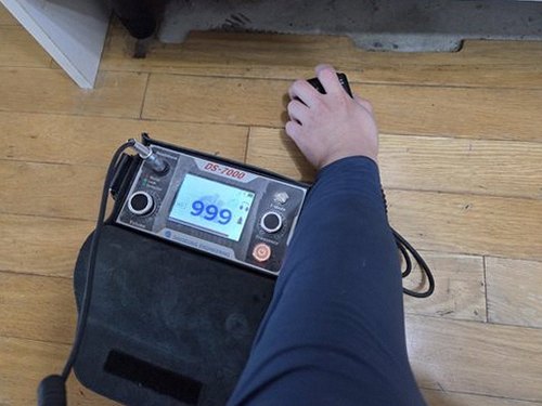 동탄구 누수탐지 거실 천장에 번진 누수 얼룩과 처짐 상태를 확인하는 모습