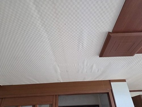 동탄구 누수탐지 베란다 바닥 배수구와 아래층 천장 누수 자국을 함께 확인하는 모습