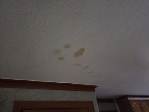 중랑구 누수탐지 주방 천장 누수 흔적과 배관 점검 위치를 확인하는 모습