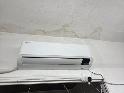 중랑구 누수탐지 천장 얼룩과 욕실 배관 위치를 함께 확인하는 점검 장면