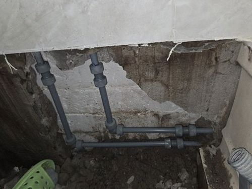 중랑구 누수탐지 수도계량기 별침을 확인해 급수 배관 누수 가능성을 살피는 모습