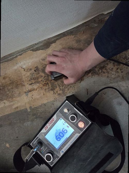 중랑구 누수탐지 벽면 누수 흔적과 수분 측정기를 확인하는 현장
