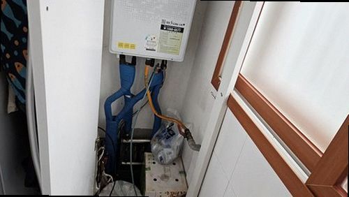 중랑구 누수탐지 보일러와 난방 분배기 연결부를 확인하는 모습