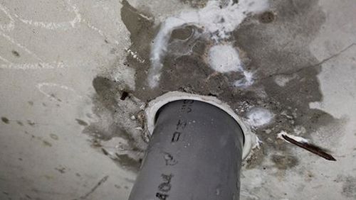 중랑구 누수탐지 벽지 얼룩과 배관 누수 여부를 확인하는 점검 장면