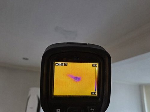 연수구 누수탐지 천장 얼룩의 초기 상태를 점검하는 현장 장면