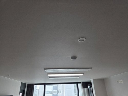 연수구 누수탐지 벽지 얼룩의 위치와 창틀 및 배관 주변을 확인하는 점검 장면