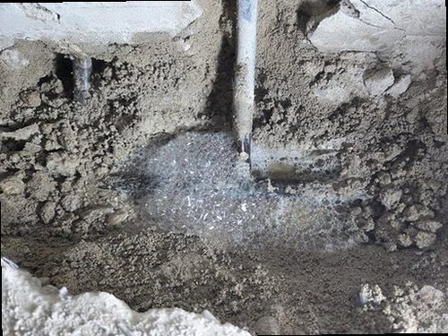 용산구 누수탐지 누수 피해가 발생한 욕실 천장과 벽면을 확인하는 모습