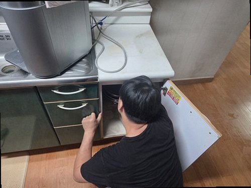 보광동 누수탐지 싱크대 하부장과 주변 바닥의 누수 흔적을 확인하는 모습