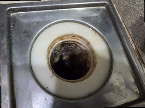 용산구 누수탐지 베란다 천장과 창틀 주변의 누수 흔적 점검
