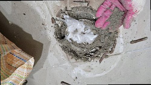 용산구 누수탐지 천장과 벽면의 누수 흔적 및 벽지 들뜸 확인 모습