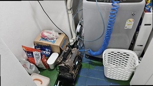 포천 누수탐지 누수 점검을 위해 계량기와 보일러 배관을 확인하는 모습