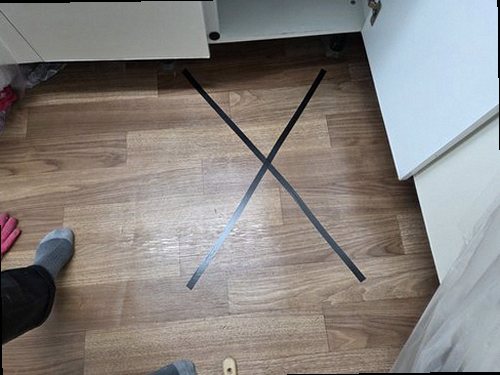 포천 누수탐지 공압 게이지와 가스탐지기를 사용해 배관을 확인하는 모습