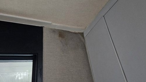 포천 누수탐지 벽지 모서리에 맺힌 물방울 자국과 주변 얼룩 상태