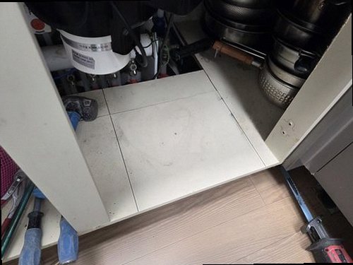 포천 누수탐지 누수 점검을 위해 하부장과 벽면의 수분 상태를 확인하는 장비
