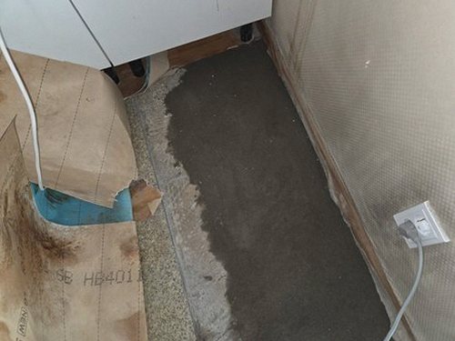 포천 누수탐지 공압 검사 장비를 배관에 연결해 압력을 확인하는 모습