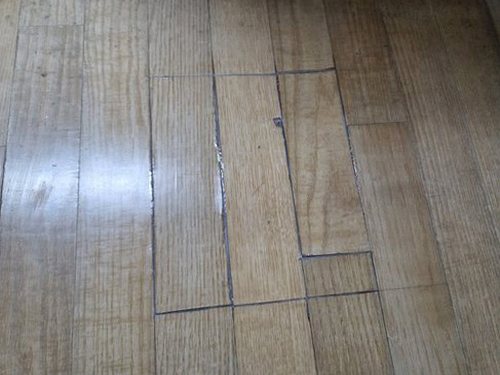 일산동구 누수탐지 벽지 얼룩과 창틀 주변의 습기 흔적을 살펴보는 모습