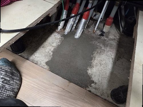 과천 누수탐지 수도계량기 별침과 잠금 밸브를 확인하는 모습