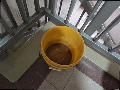 과천 누수탐지 베란다 벽면과 창틀 주변의 누수 흔적을 확인하는 모습