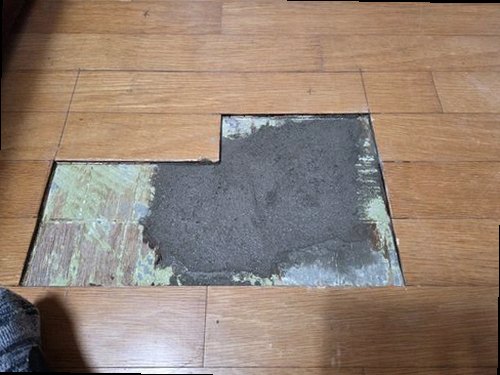 과천 누수탐지 연립주택 천장 얼룩 점검 장면