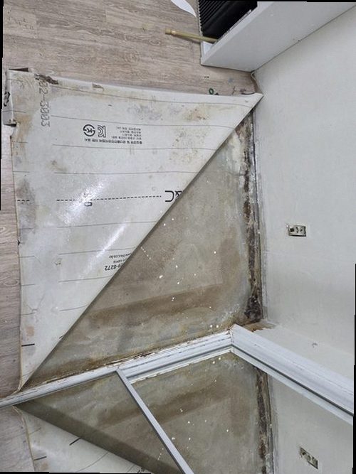 군포 누수탐지 노후 코킹을 제거하고 창틀 접합부를 보수하는 과정