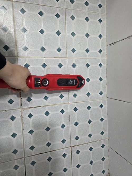 군포 누수탐지 욕실 바닥과 배수구 주변의 누수 흔적 확인