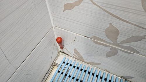 장안구 누수탐지 배관 점검 기록과 압력 게이지를 확인하는 장면