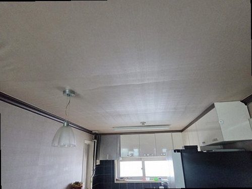 양평 누수탐지 싱크대 하부 배관과 연결 부속을 점검하는 모습