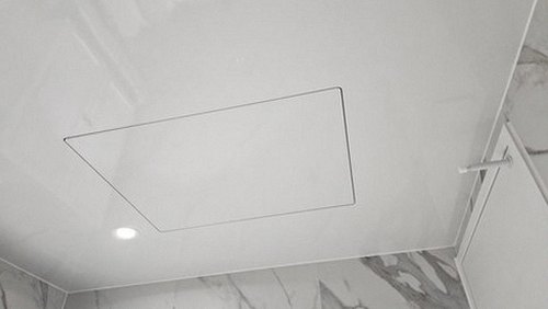 기흥구 누수탐지 벽지 얼룩 가장자리와 이음부 들뜸을 살펴보는 모습