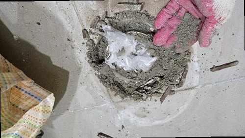 기흥구 누수탐지 욕실 천장에 번진 누수 얼룩과 벽면 상태를 확인하는 모습