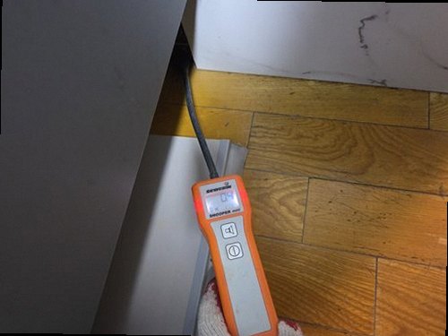 아산시 누수탐지 배관 위치를 확인한 뒤 최소 범위로 바닥을 굴착하는 과정