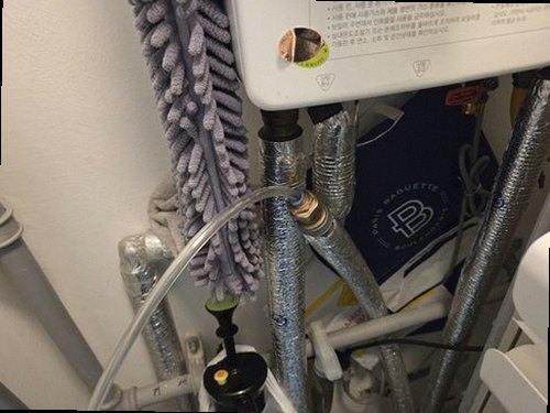 아산시 누수탐지 안방 천장 누수 흔적과 벽지 들뜸 점검 모습