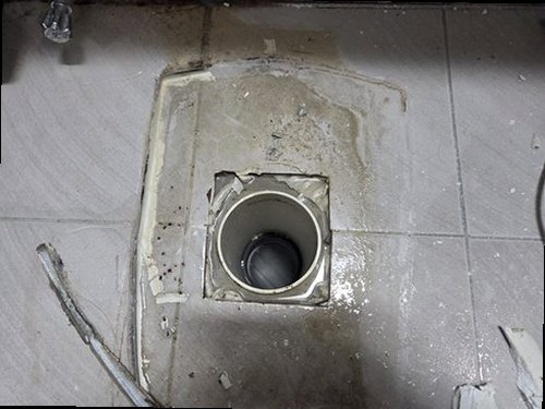 아산시 누수탐지 욕실 바닥과 배관 구조를 확인하는 누수 점검 현장