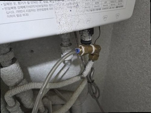 강화군 누수탐지 싱크대 하부장 내부와 급수 배관 연결부를 점검하는 모습