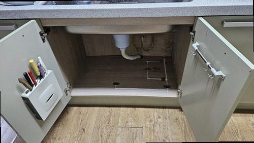 강화군 누수탐지 누수 탐지 후 배관과 벽체를 확인하는 수리 현장