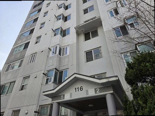 강화군 누수탐지 욕실 천장 누수 흔적과 배수구 주변 점검 모습