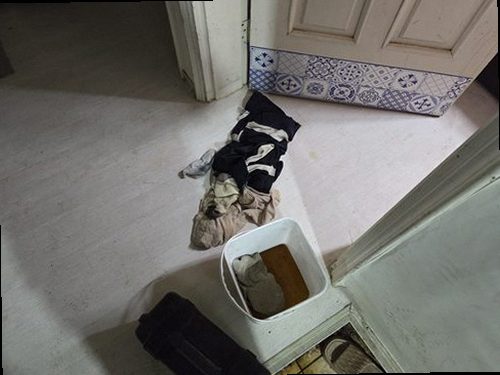 강화군 누수탐지 베란다 천장 누수 흔적과 수분 측정기를 확인하는 현장