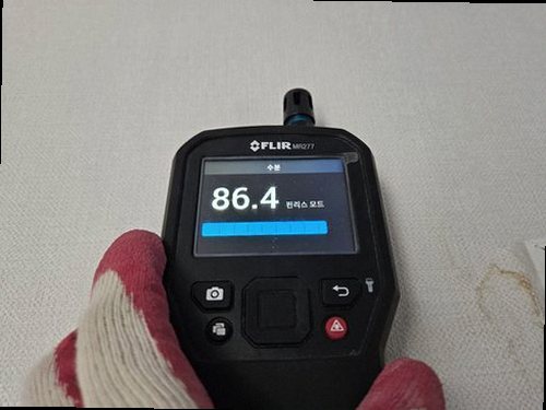 양주 누수탐지 주방 싱크대 하부장과 벽면의 누수 흔적을 확인하는 모습