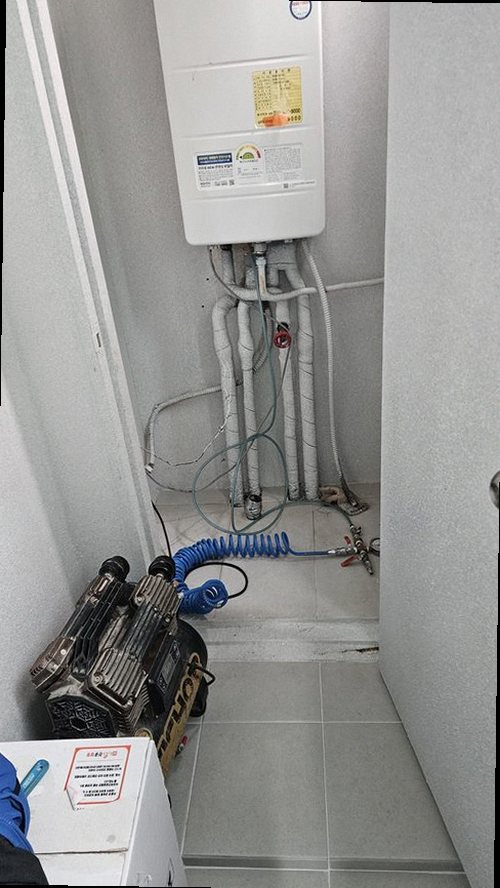 양주 누수탐지 보일러와 난방 분배기 연결부를 점검하는 모습