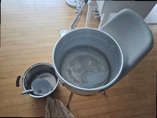 양주 누수탐지 누수 위치를 확인한 뒤 바닥을 부분 굴착하는 현장