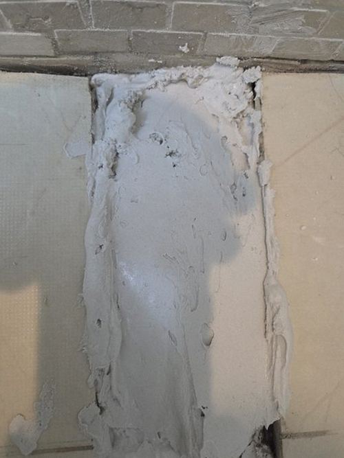효행구 누수탐지 벽면 하단 얼룩과 젖은 벽지가 함께 보이는 현장 점검 장면