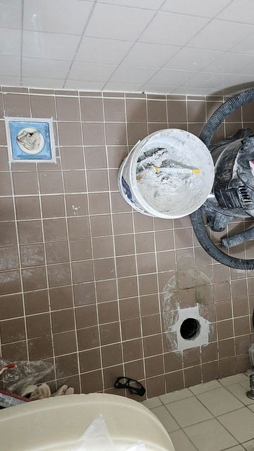 효행구 누수탐지 욕실 바닥과 아래층 천장 누수 흔적을 확인하는 모습