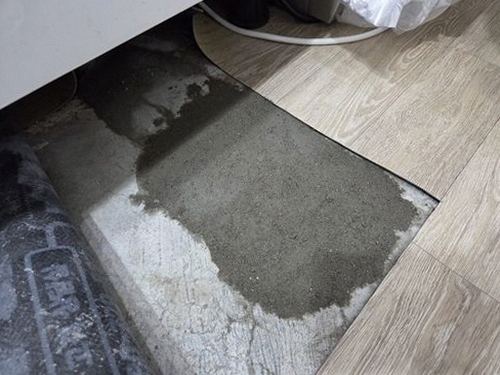 효행구 누수탐지 거실 천장 얼룩과 물자국의 범위를 확인하는 모습