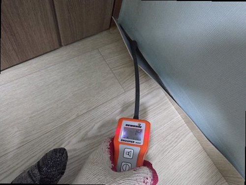 서대문구 누수탐지 수도계량기와 실내 누수 피해 위치를 비교하는 점검 장면