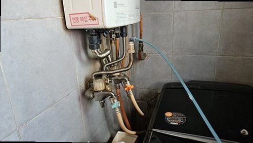 서대문구 누수탐지 욕실 천장 얼룩과 배관 누수 흔적을 비교하는 현장 점검 모습