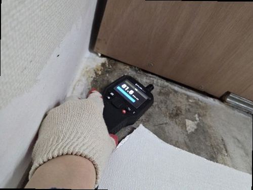 광주 누수탐지 배관 위치를 확인한 뒤 최소 범위로 바닥을 굴착하는 모습