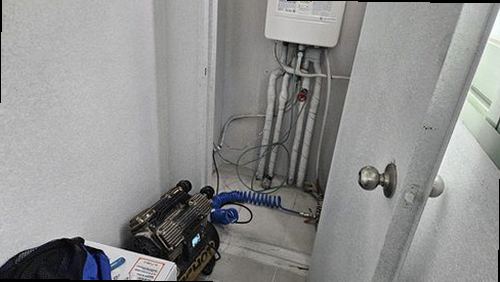광주 누수탐지 수도계량기와 보일러 배관을 확인하는 누수 점검 모습