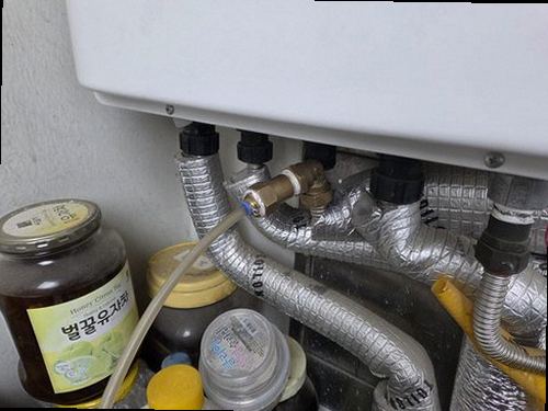 광주 누수탐지 수도계량기 별침과 잠금 밸브를 확인하는 모습