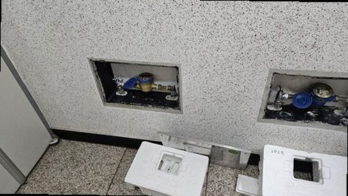 광주 누수탐지 보일러 분배기와 난방 배관 연결부를 점검하는 현장