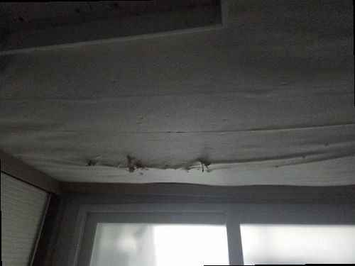 이천 누수탐지 거실 천장 누수 흔적과 바닥 물기 점검 모습